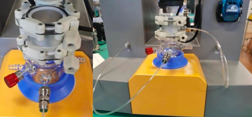 将已组装好的上腔室对准放置在下腔室上