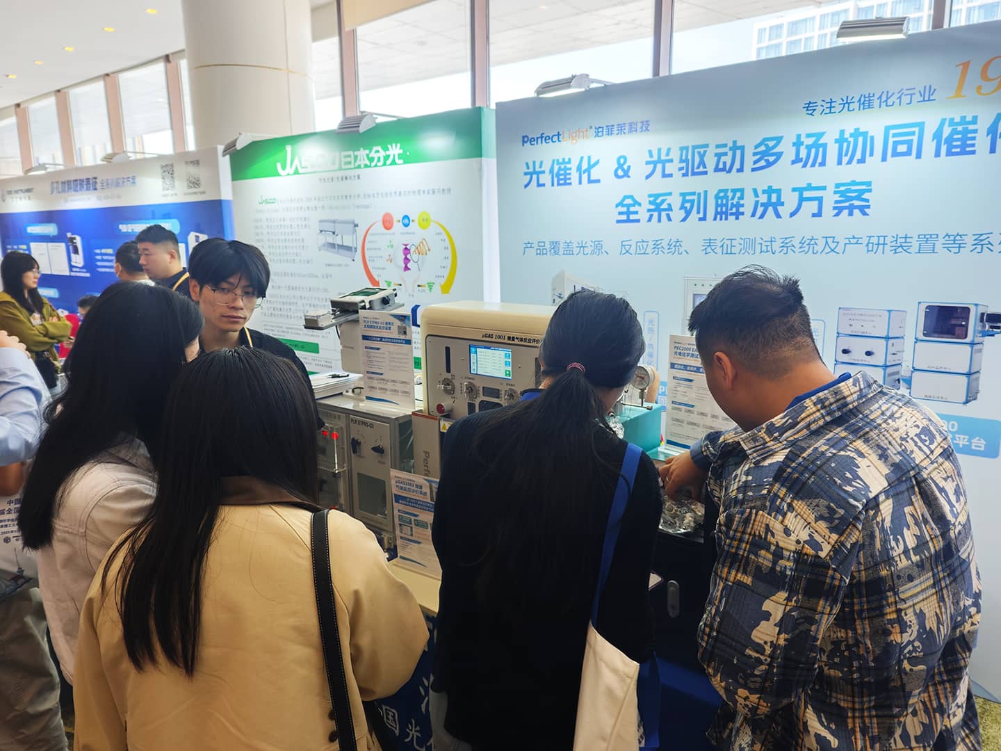 泊菲莱展位人潮涌动